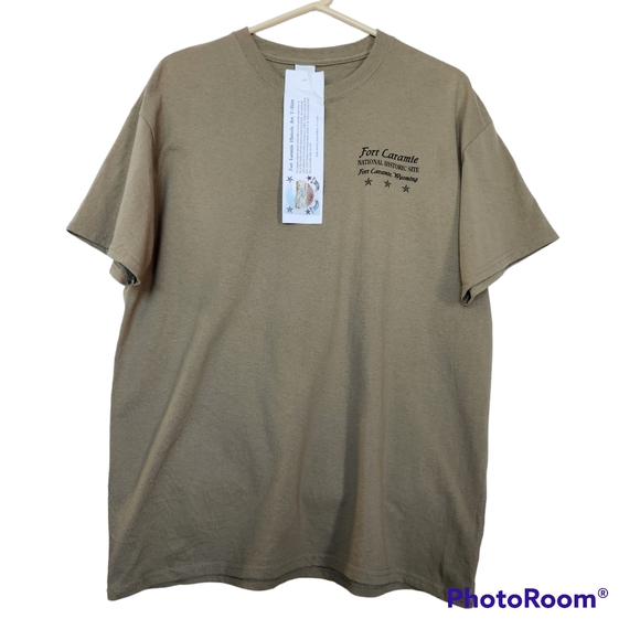 Gildan Fort Laramie Wyoming USA Historic Sight Adult Unisex Art Work T-Shirt L - Picture 3 of 10